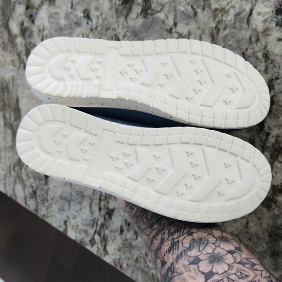 Nwot. Slip on comfy shoes size 8. Never worn - Picture 5 of 5